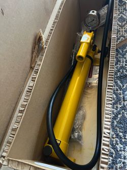 Hydraulic jack with gauge