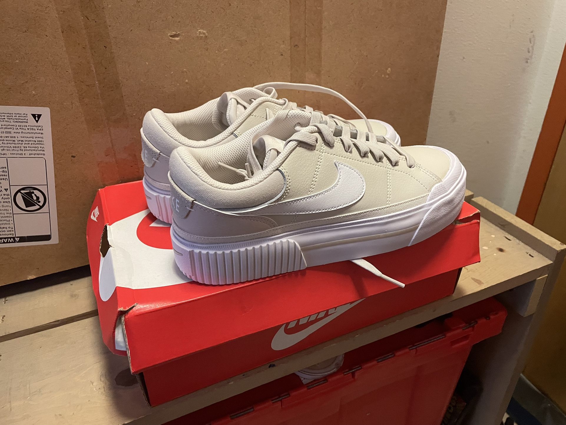 WOMENS NIKE LEGACY LIFT PLATFORMS (W9) 