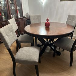 Round table & chairs