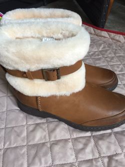 UGG's - NEW. SIZE 9