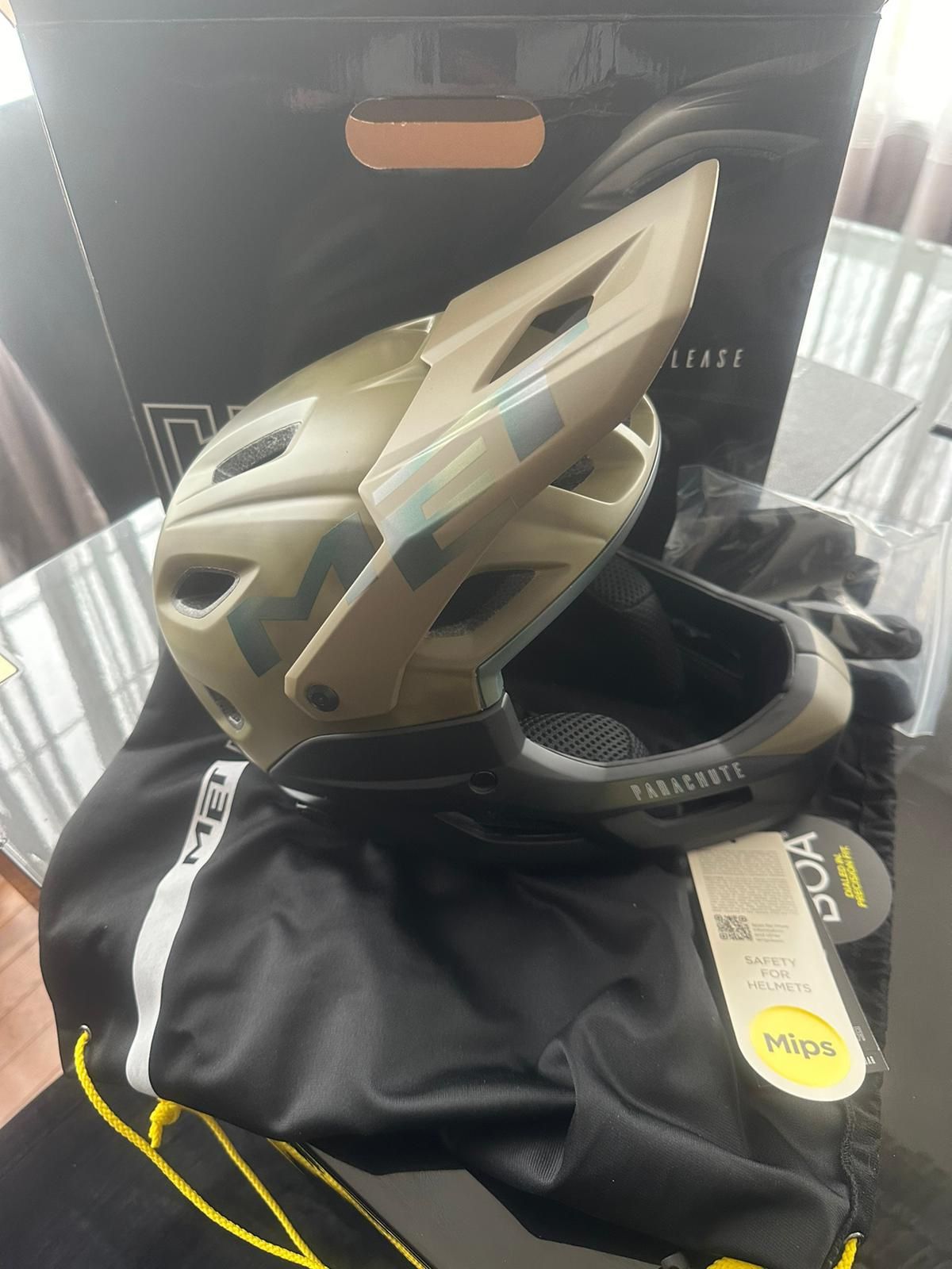 MET Parachute MCR MIPS Helmet Kiwi Iridescent, Matte, Large