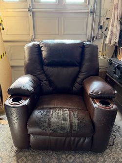 Buttoned controlled recliner