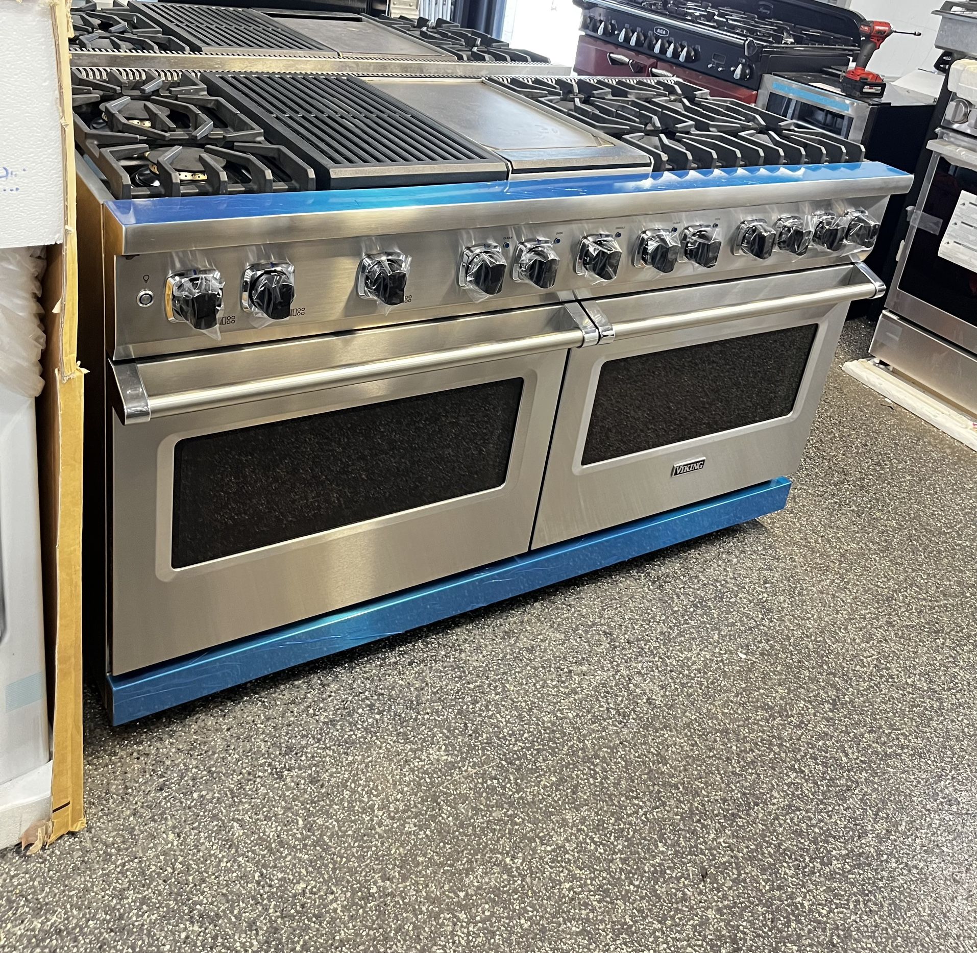 VIKING PROFESSIONAL STAINLESS STEEL 60” DUAL FUEL RANGE 