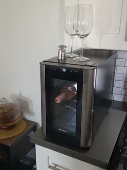 Wine Enthusiast 6-Bottle Wine Cooler – Excellent Condition