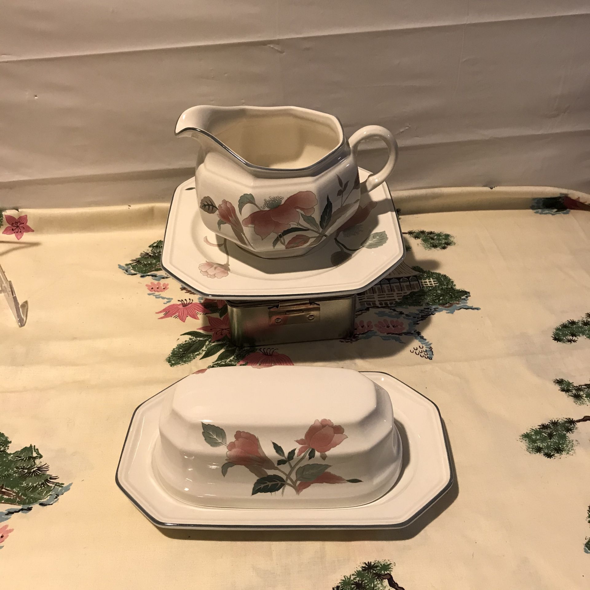 NWOT MIKASA f-3003 silk flowers gravy boat w under-plate & butter dish set. Pristine condition.