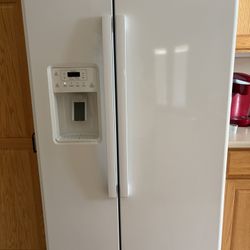 GE Refrigerator With Ice Maker