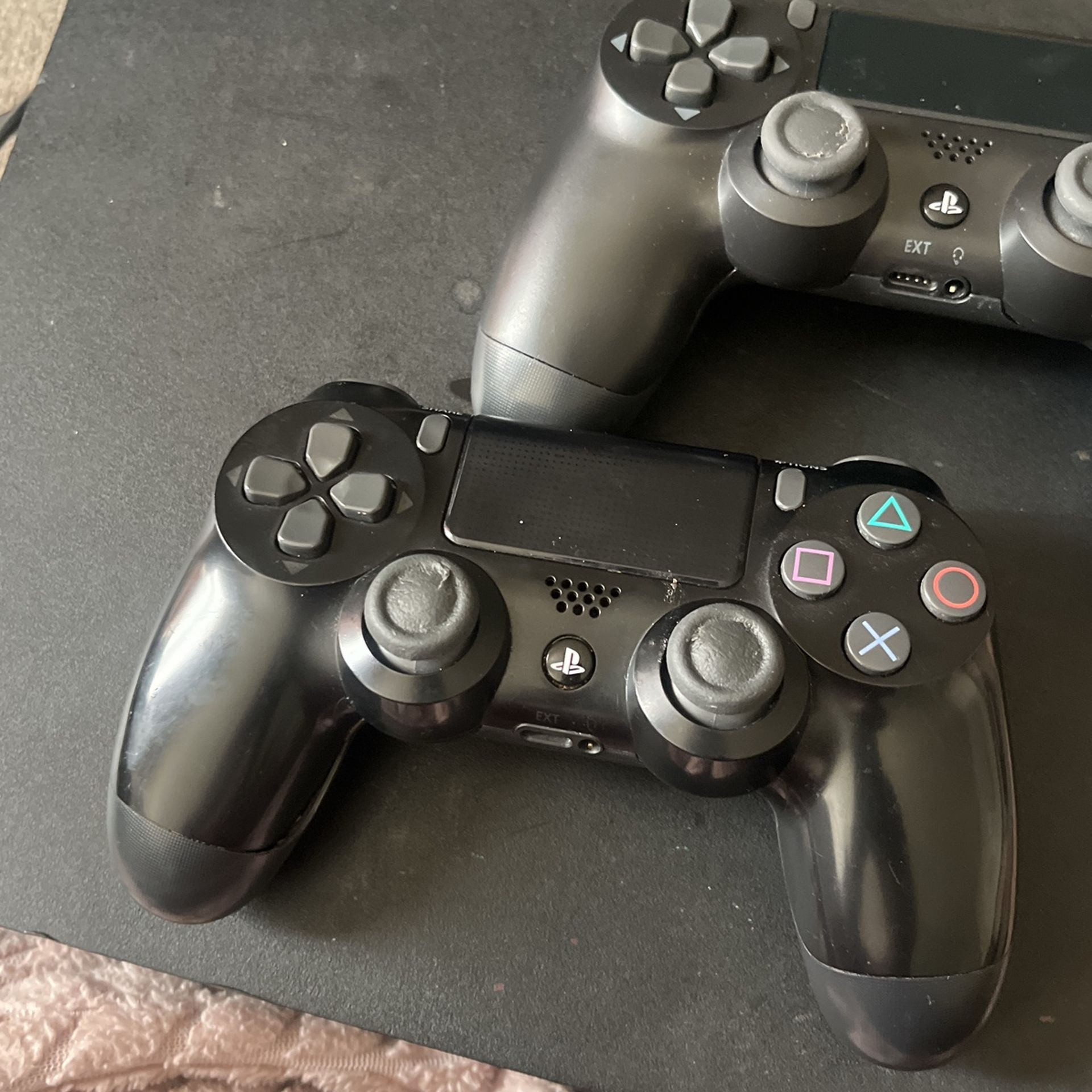 PS4 COMES WITH CORDS AND CONTROLLERS AND GAMES