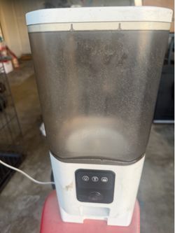 Automatic pet feeder it has Bluetooth and camera $35 or best offer