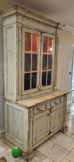 Classic Habersham Hutch / China Cabinet - Beige