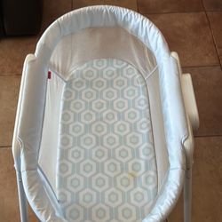 Baby Bassinet.Vibrates to sleep.