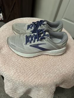 Brooks Gray And Blue Women’s Size 9