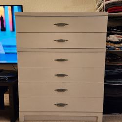 White 4 Drawer Dresser, Modern Chest of Drawers, Wood Storage Cabinet Dresser Organizer Unit with Handle, good condition , 43" H , 34x18" , $40 OBO