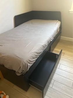 Ikea twin daybed extendable to a double twin (with 2 mattress)