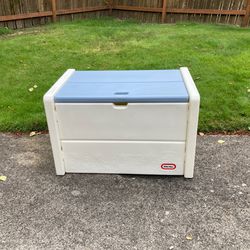 Little Tikes Toy Box Chest Blue White Vintage.  Great condition!  No smoke no pets. 33"x 22" x21"