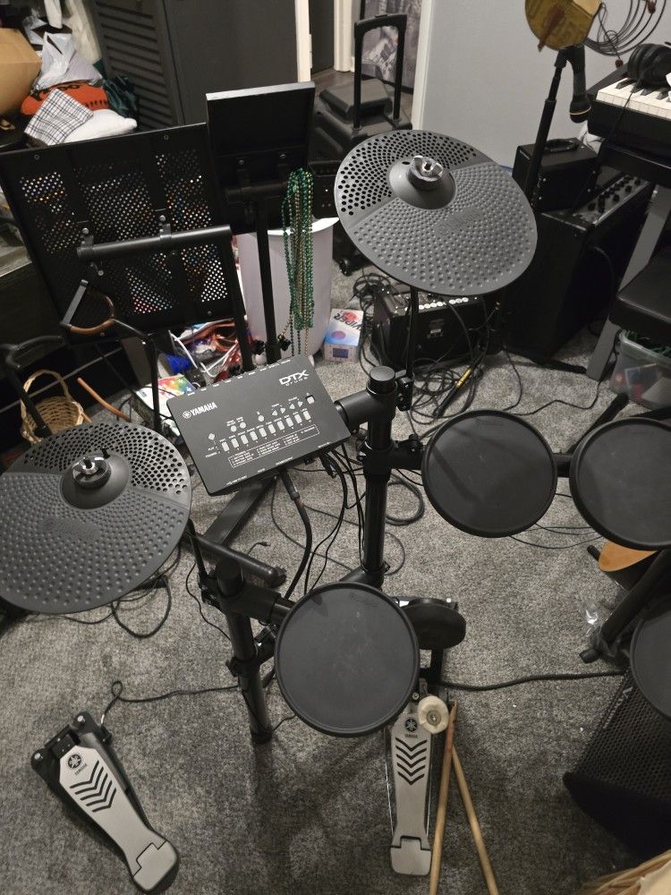 Yamaha elec drums with Roland amp