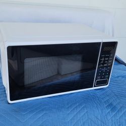 Mainstays 0.7 Cu. Ft. 700W Perfect Condition 