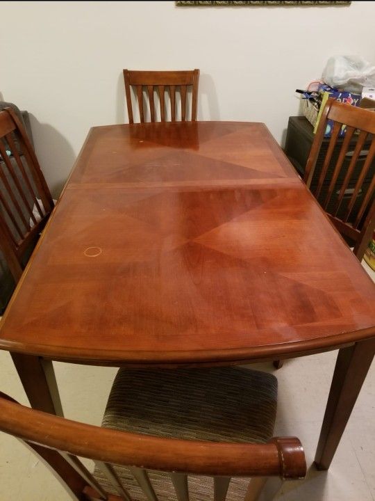 Dining Room Table (4 Chairs and Extender)