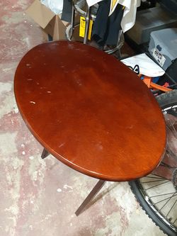 Foldable serving table