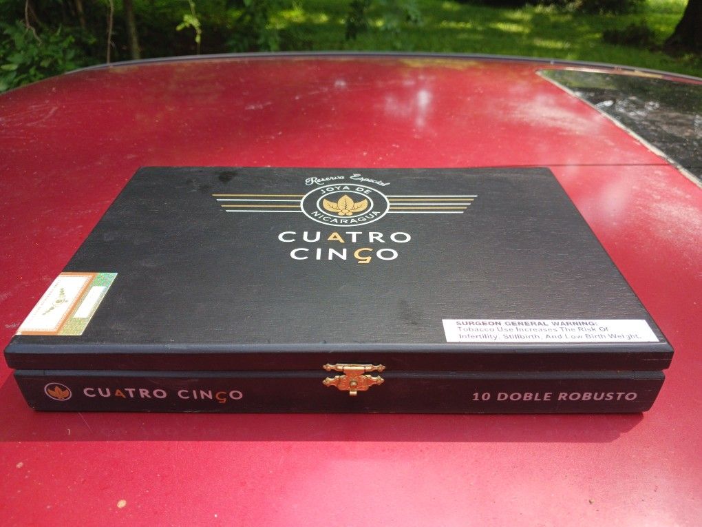 JOYA DE NICARAGUA CUATRO CINGO TORO BLACK WOOD CIGAR BOX - used