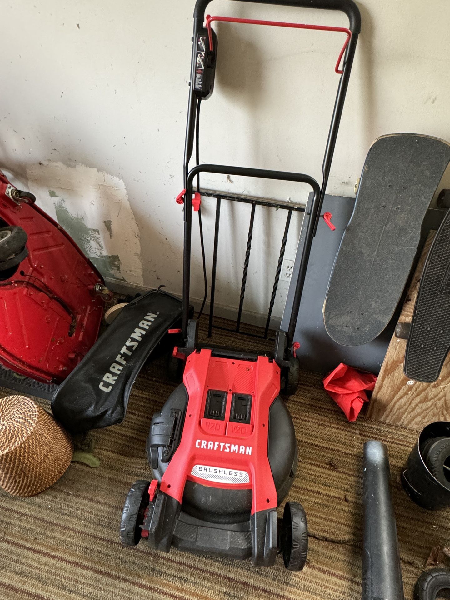 CRAFTSMAN V20 Lawn Mower, Push Mower, Lightweight and Portable, Grass Bag, Battery and Charger