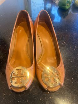 Tory Burch Sally 2 tan leather peep toe wedge pumps with gold-tone medallion. 6.5