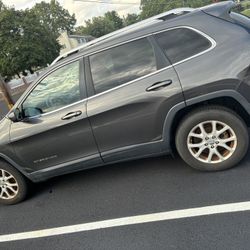 Gray Jeep Cherokee Latitude 2015
