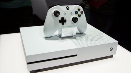 Microsoft Xbox One S 1TB White Console - Refurbished Condition with Original Box and Controller