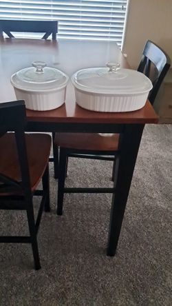 Corningware 1.6 L and 2.6 L.  Perfect condition with lids!