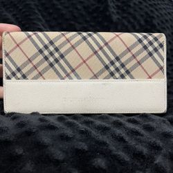 Beautiful Burberry White Nova Check Woman’s Long Wallet (100% Authentic)