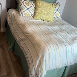 Full Size Bed/ Dresser/ 
