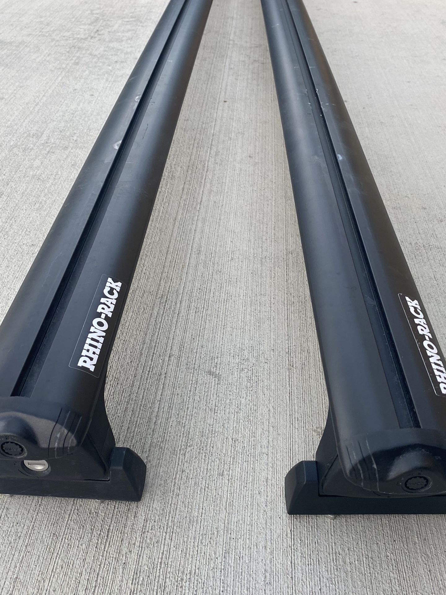 Rhino rack vortex Crossbar system for retrax Xr series tonneau 65 Inch