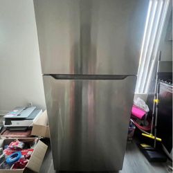 Insignia Fridge Silver 18  Cu. Ft Top Freezer