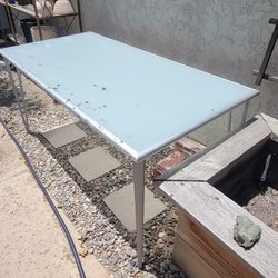FREE :   IKEA VIKA LAURI Table
