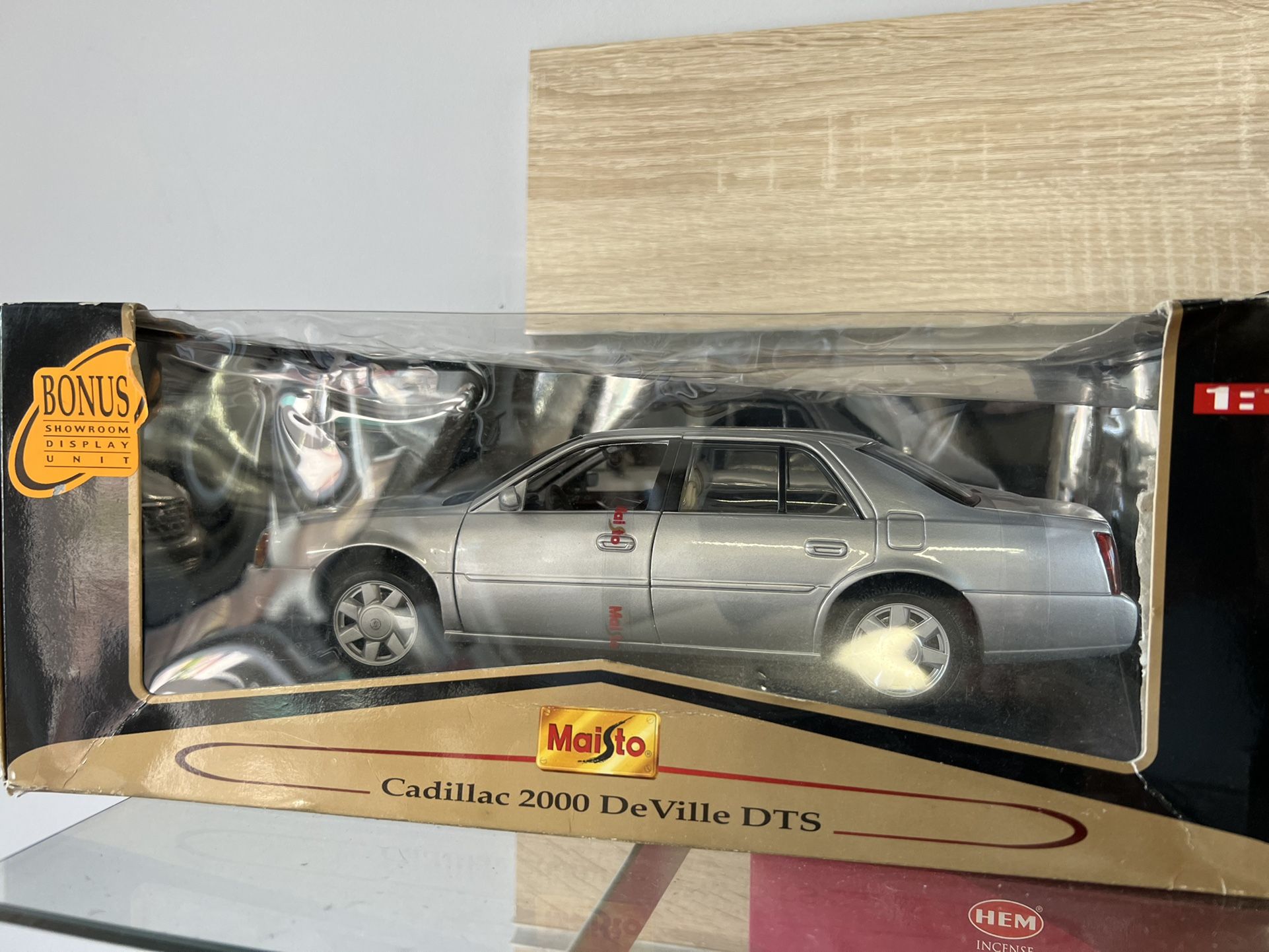 1:18 Collectible Cadillac 2000 Deville DTS 1:18 Collectible Collectibles & Art