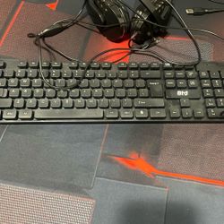 Keyboard with headphone