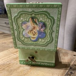 Tink’s Treasures Cute little music box that plays you can fly you can fly you can fly