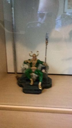 Bowen Loki Statue (no box)