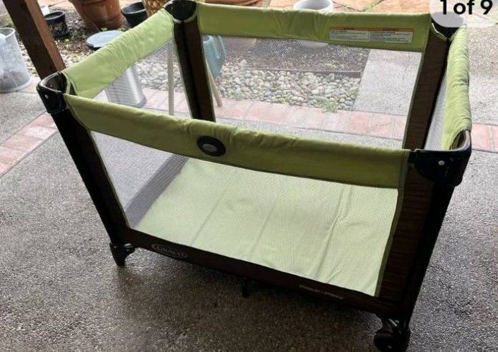 Graco Pack n’ Play highly portable playard / playpen. With OEM carrying case and base