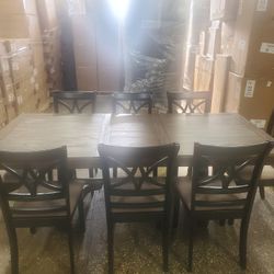 Beautiful 9 pc  contemporary dining set with 8 chairs (New)