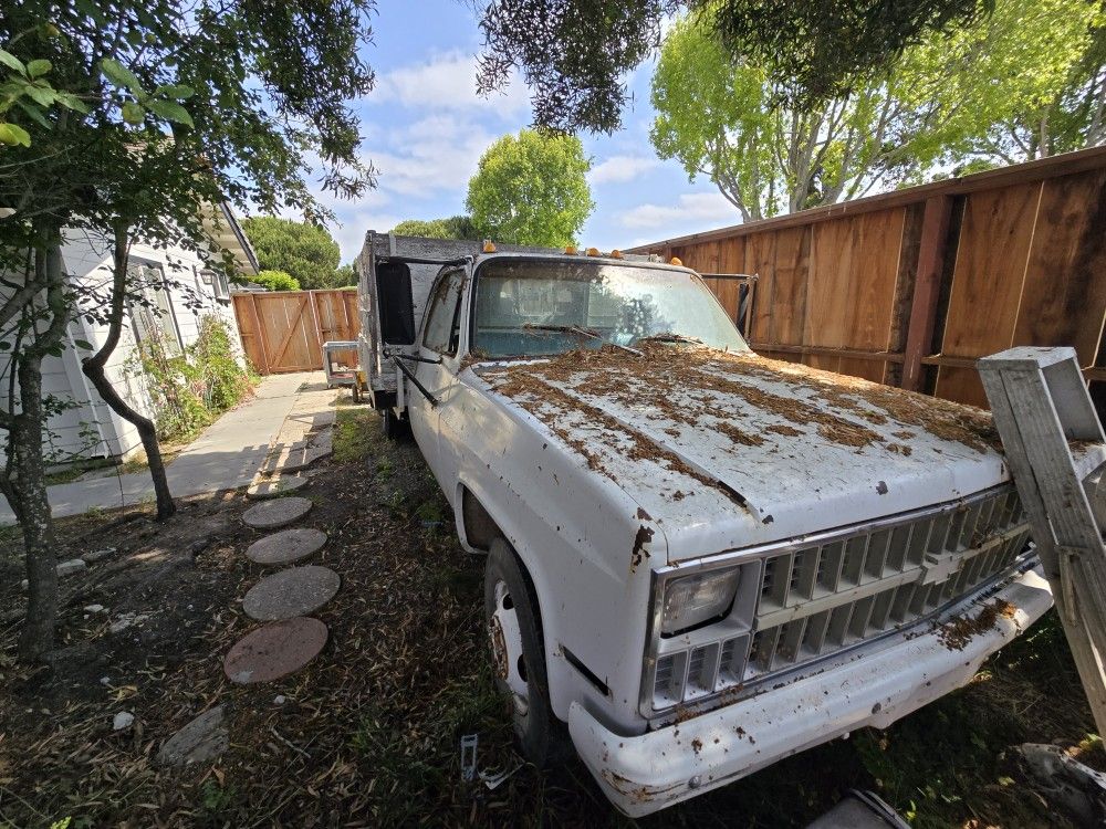 1981 Flatbed Stakebed Liftgate