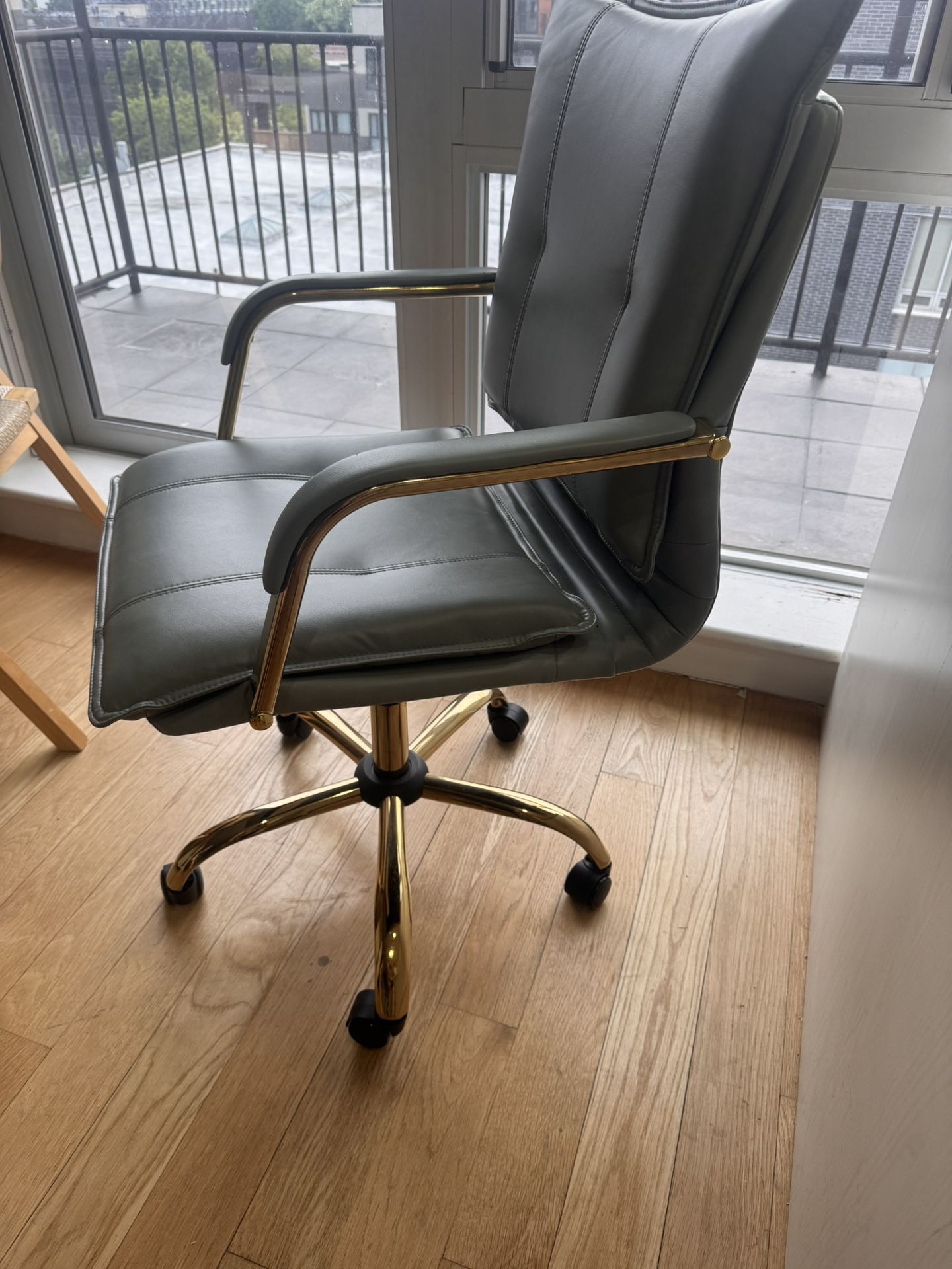 Leather Chair with Padded Arms (Faux leather)