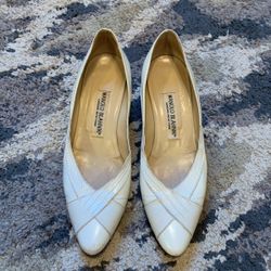 Manolo Blahnik 7.5 low Heals, Off White