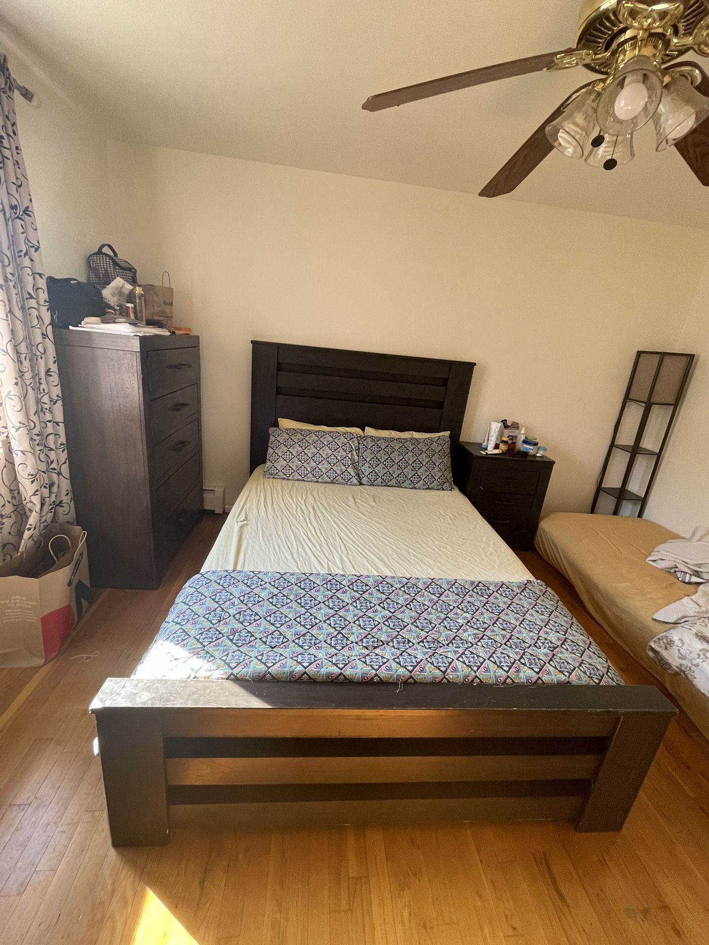 Bedroom Set 3 Pieces $400 Or Best Offer