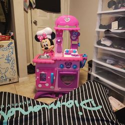 Minnie Mouse Kitchen With Some Toys Inside 