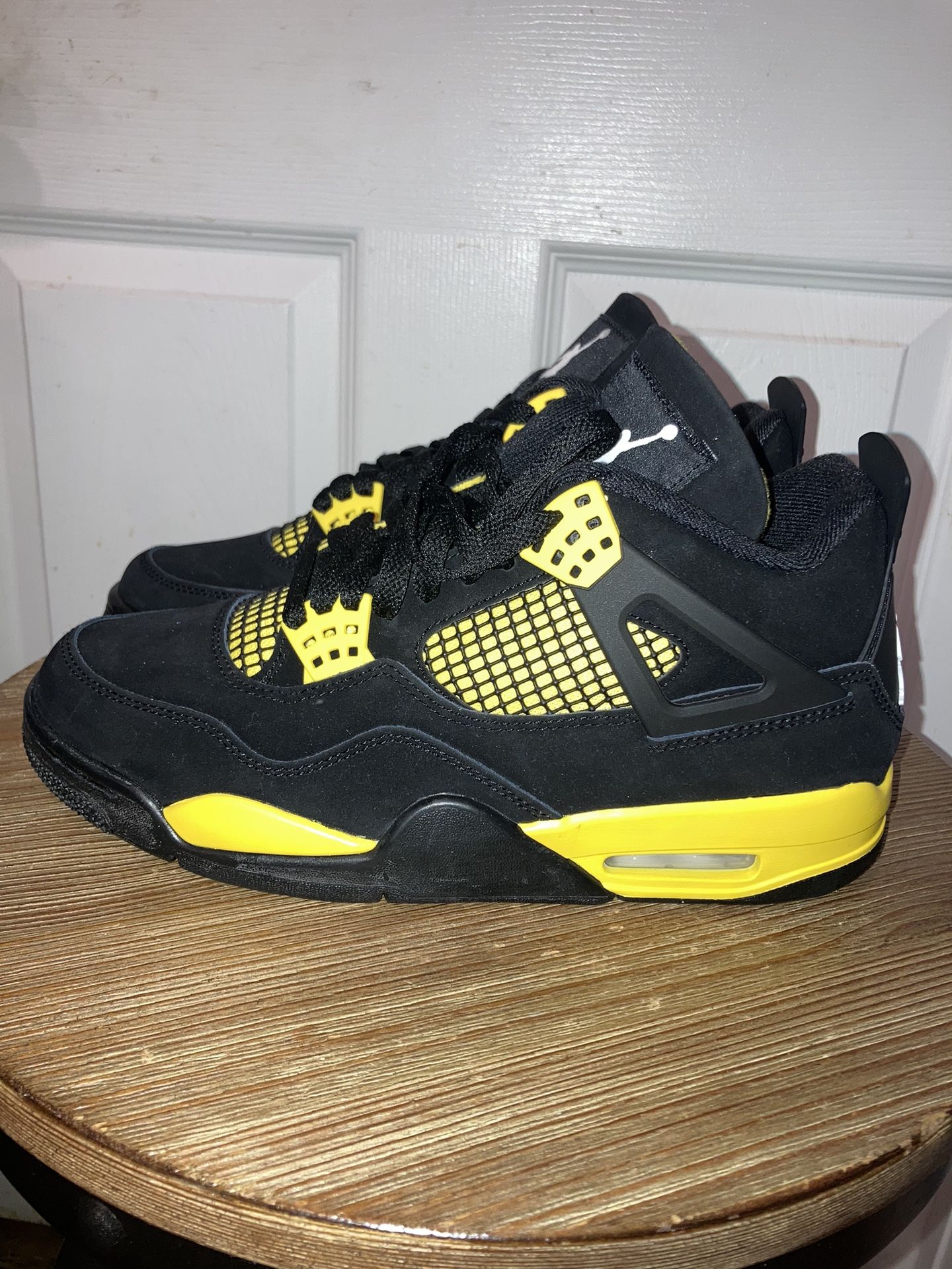 Nike air Jordan retro Thunder 4s Size 8 BRAND NEW No box