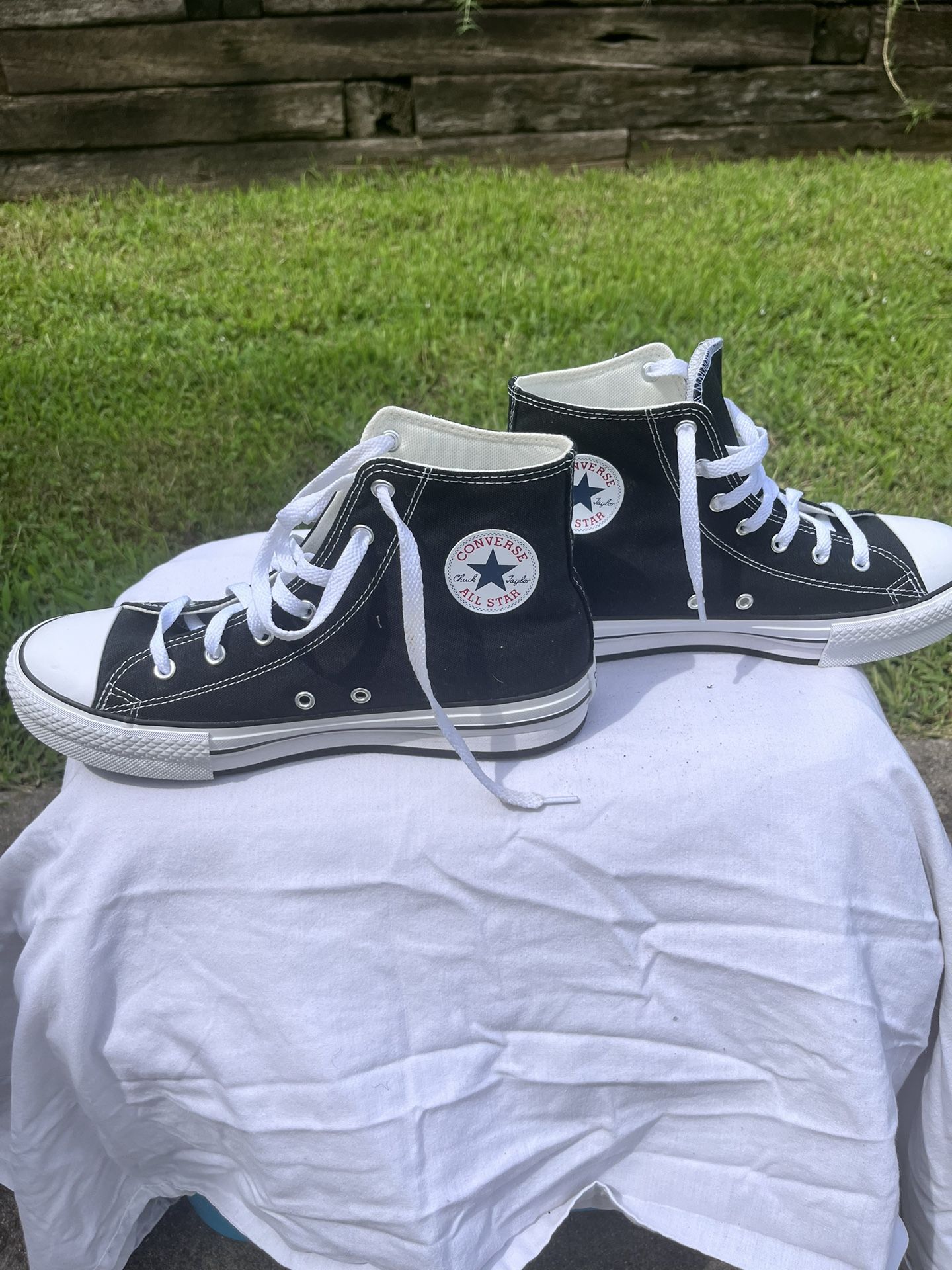 Women’s Converse. Gently Used. Like new!