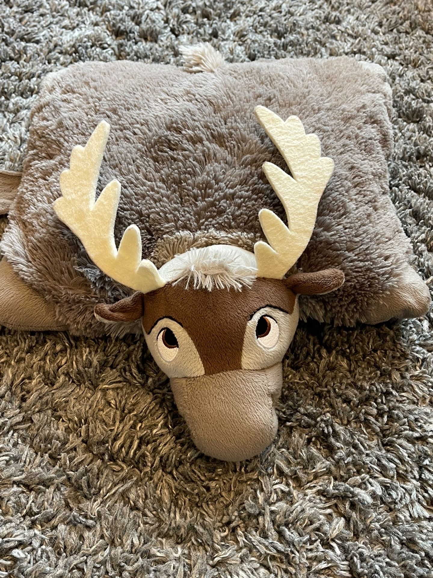 Sven top pillow pet