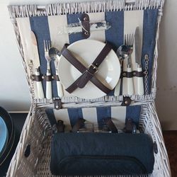 Brand new picnic basket never used set
