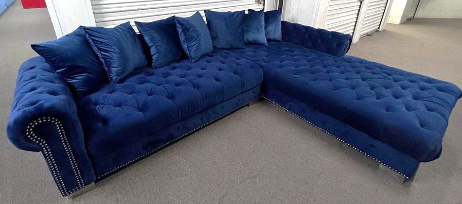 Nail trim Tufted Sectional