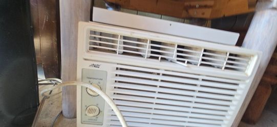 Portable window air conditioner